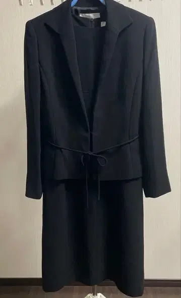 블랙 자켓과 드레스 세트