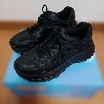 볼륨 밑창 블랙 스니커즈