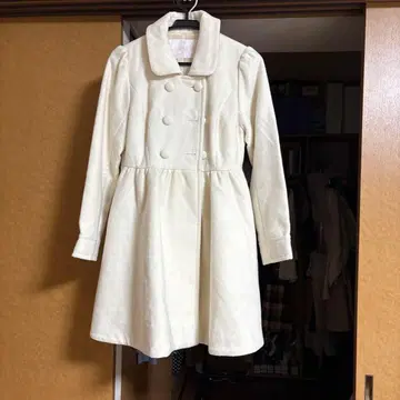 아이보리 더블 버튼 A 라인 코트