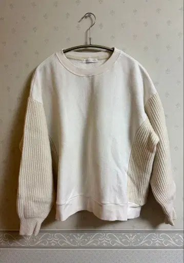 갸루리비 니트 트레이너