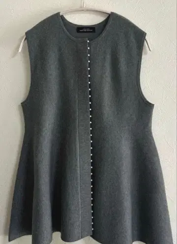 그린 레이블 릴랙싱 모조 진주 페플럼 니트