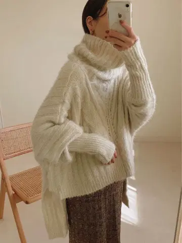 LA BELLE ETUDE 페더얀 볼륨 터틀 니트 화이트