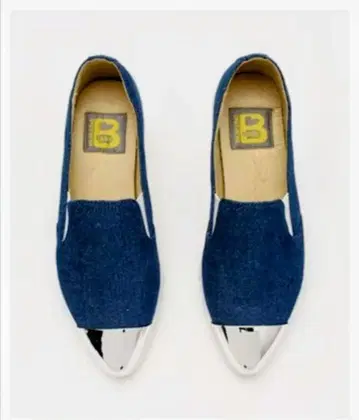 반값 이하 발가락에 금장 장식이 달린 멋진 슬립온 스니커즈 거의 미사용