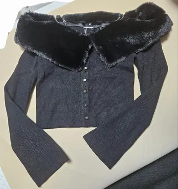 Nice claup 블랙 니트 퍼 크롭 탑