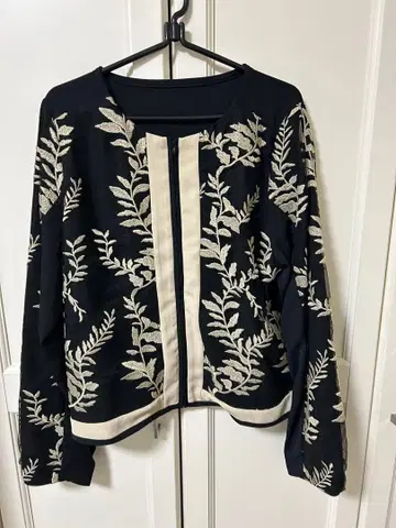 자수 장식 노카라 자켓 블랙