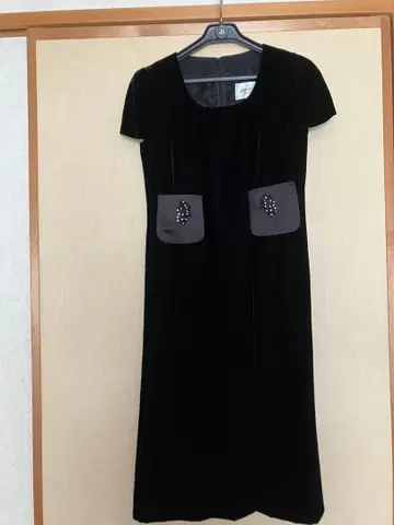 준 아시 다 블랙 반팔 벨벳 원피스