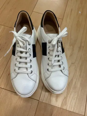 화이트 가죽 스니커즈 네이비