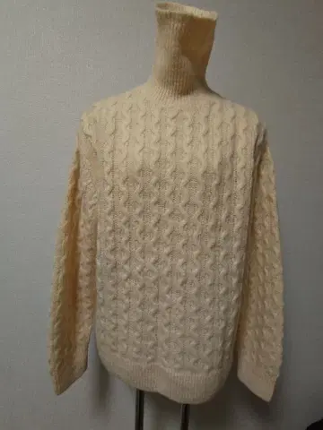 크림색 케이블 짜임 터틀넥 스웨터