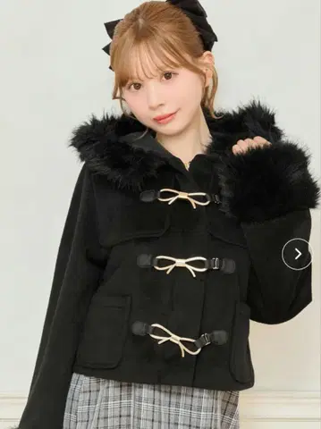 퍼 달린 블랙 숏 기장 더플 코트