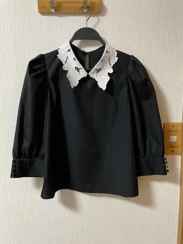 레이스 카라 부착 블랙 블라우스