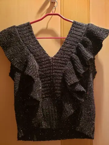 모니레 스팽글 프릴 니트 베스트