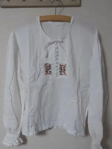 핑크하우스 PH 자수 장식 화이트 긴팔 블라우스