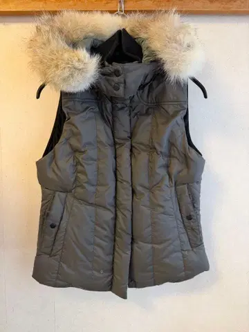 퍼 포함(탈부착 가능) 다운 베스트 올리브 그린