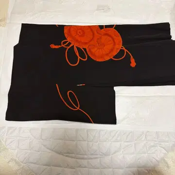 블랙과 오렌지 꽃 무늬 겉옷