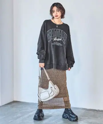 [ 새상품 ] PAGEBOY 3D 자수 칼리지 맨투맨