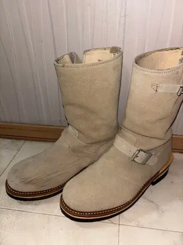 베이지 스웨이드 엔지니어 부츠