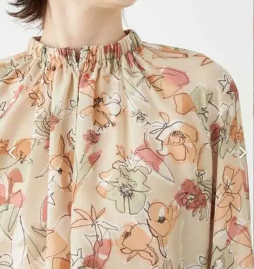 새상품급 2024 투모로우랜드 피오니 프린트 개더넥 블라우스