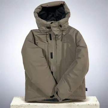 베이지 후드 부착 다운 자켓