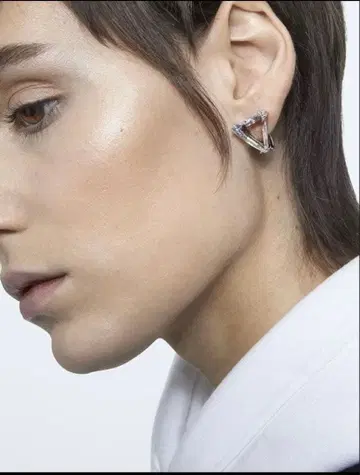 스와로브스키 삼각형 mesmera 클립 귀찌 (한쪽 귀용)