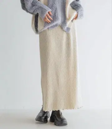 LOWRYS FARM 샤이니 벨로아 타이트 스커트 136552