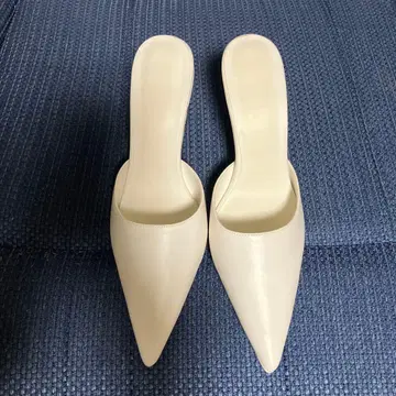 화이트 스틸레토 하이힐 뮬