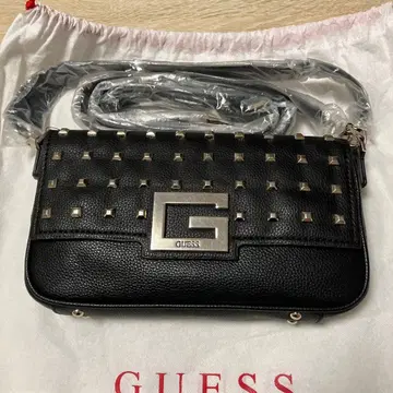 GUESS 스터드 장식 숄더백 블랙