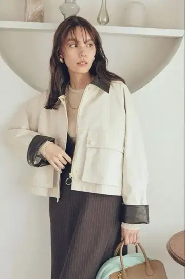 아이보리/블랙 숏 자켓