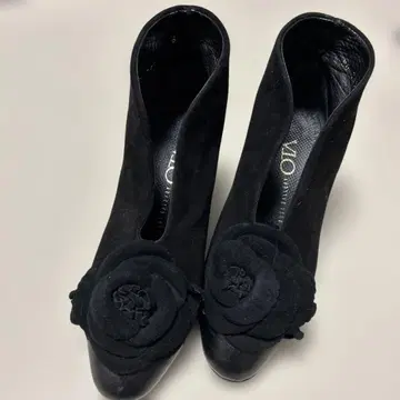 블랙 스웨이드 플라워 펌프스