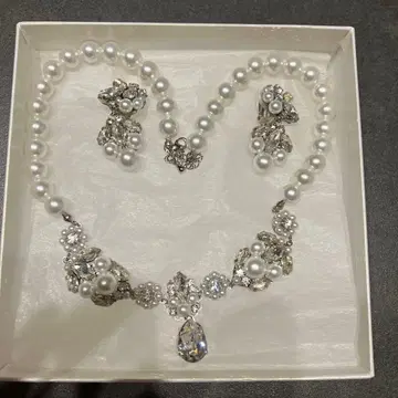 An Ashley 메테오라 목걸이 귀찌