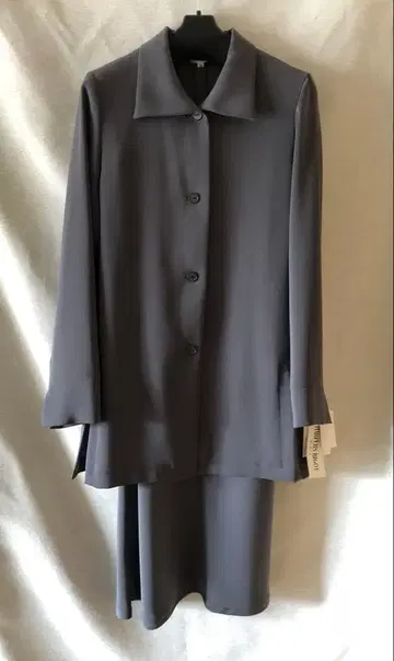 카키색 수트 자켓과 스커트 모두 롱 기장으로 모드 느낌