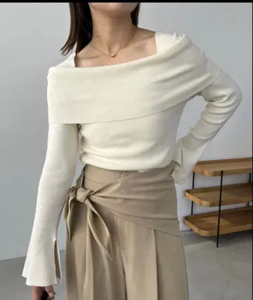 CAPRICIEUX LE MAGE 오프숄더풍 스퀘어 니트