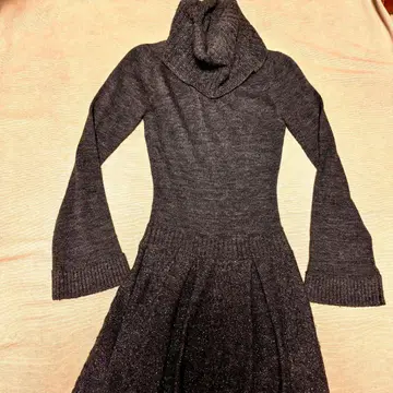 [새상품급] 다크 그레이 넥 니트 원피스 넥과 스커트 부분 실버 직조