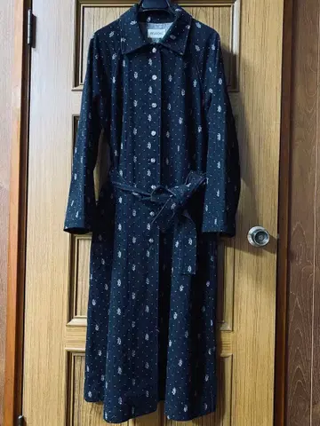 잉게보그 도트 IB 로고 패턴 자카드 데님 스텐카라 코트 블랙