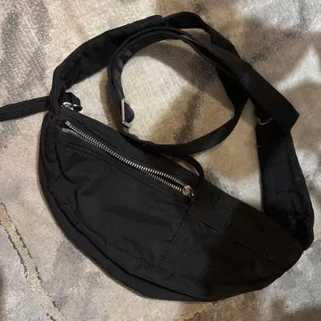 ZARA 블랙 바디백 더블 지퍼