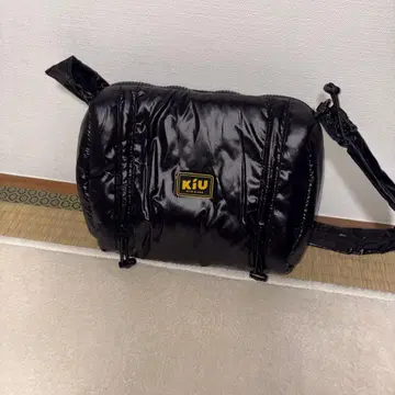 kiU 패디드 디자인 바디백 블랙