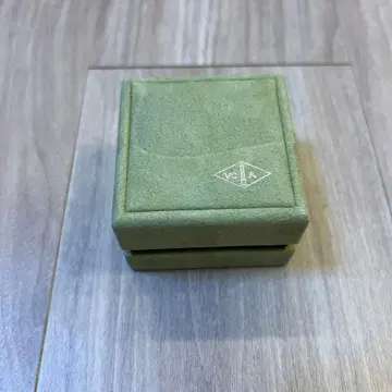 Van Cleef 로고가 있는 그린 컬러 쥬얼리 박스