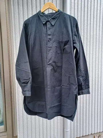 블랙 긴팔 셔츠 가슴 포켓 부착