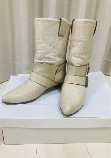 [ Works-RABOKIGOSHI ] 아이보리 가죽 버클 부츠