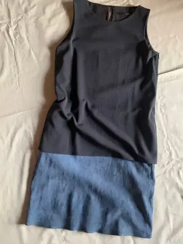 마우리즈 오페 콜라로의 스웨이드 스커트 원피스