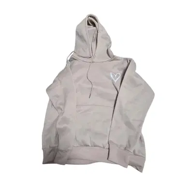 베이지 하트 자수 후드 부착 후드티