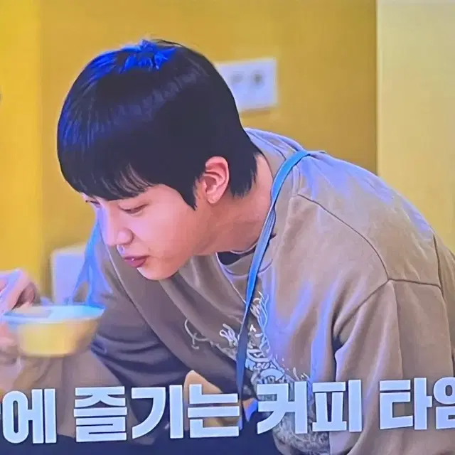 아크네스튜디오 야광 맨투맨 (Bts 진 착용)