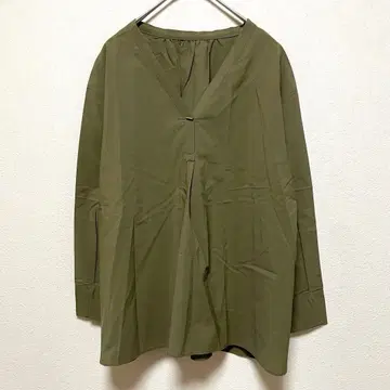 에메르 리파인즈 블라우스 V넥 튜닉 카키 턱 캐주얼