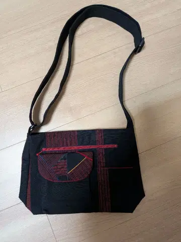 기하학 패턴 숄더백 블랙과 빨간색