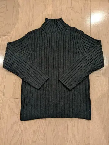 다크 그레이 리브 터틀넥 니트