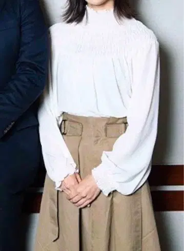 로이스크레용 셔링 블라우스