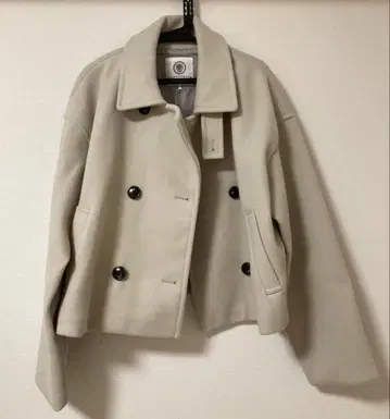 Lugnoncure 베이지 숏 피코트