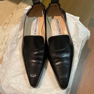 NEBULONI E 블랙 스틸레토 플랫슈즈