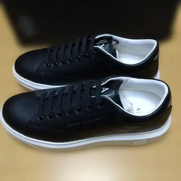 Armani Exchange 블랙 스니커즈
