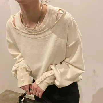 isook 아이보리 오픈 숄더 긴팔 상의