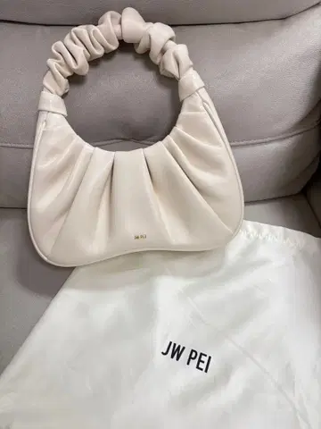 JW PEI 화이트 숄더백